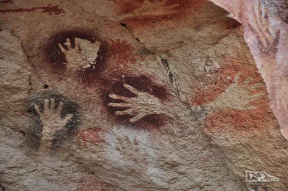 Pinturas negras e vermelhas (as mais comuns) no estilo negativo na Cueva de Las Manos, no sul da patagônia, na Argentina